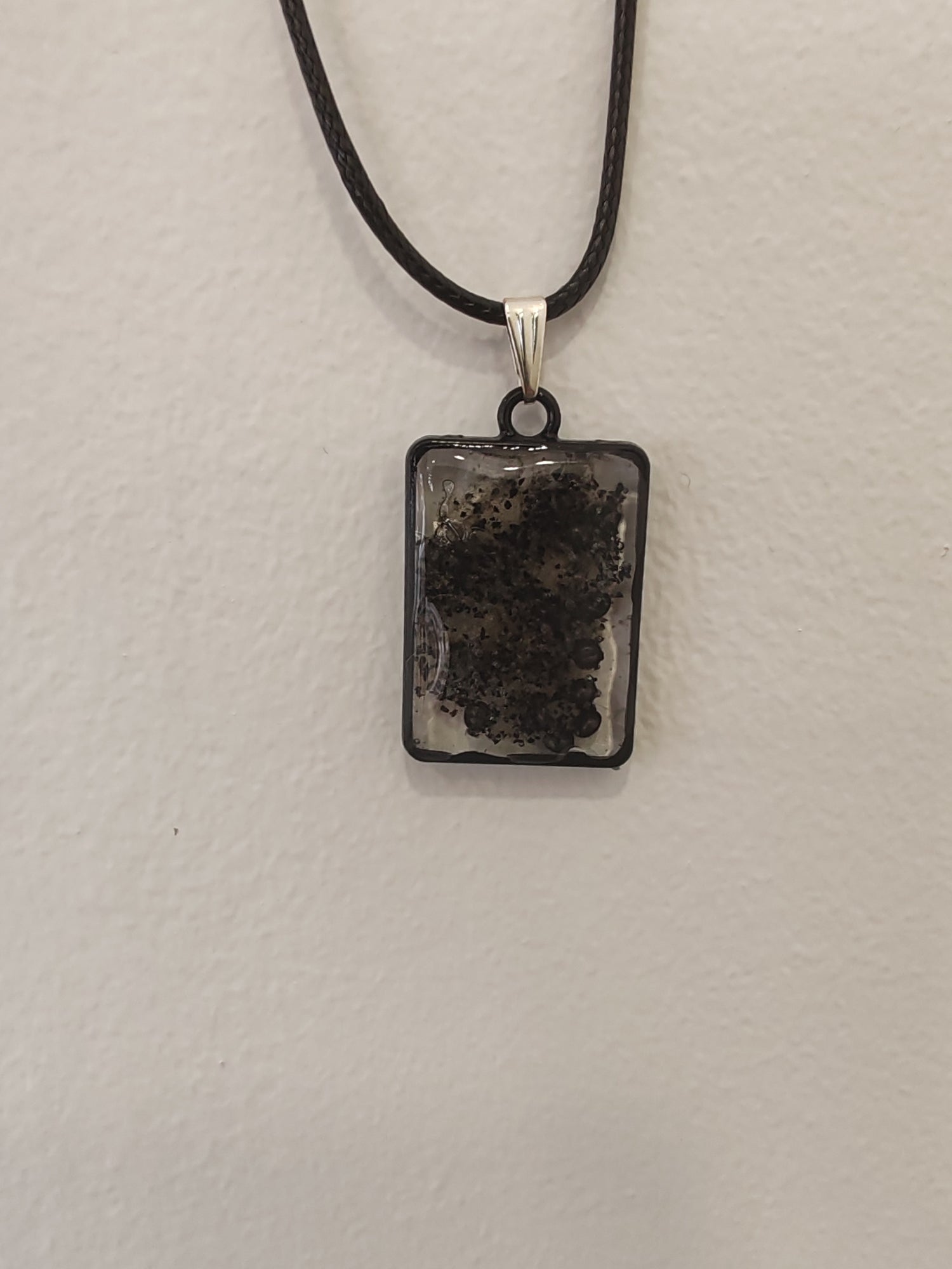Pendentif Mort du Négatif – Tue Définitivement Malédictions & Envoûtements | Plomb, Cendres & Asa Foetida – Transformation Alchimique Saturne
