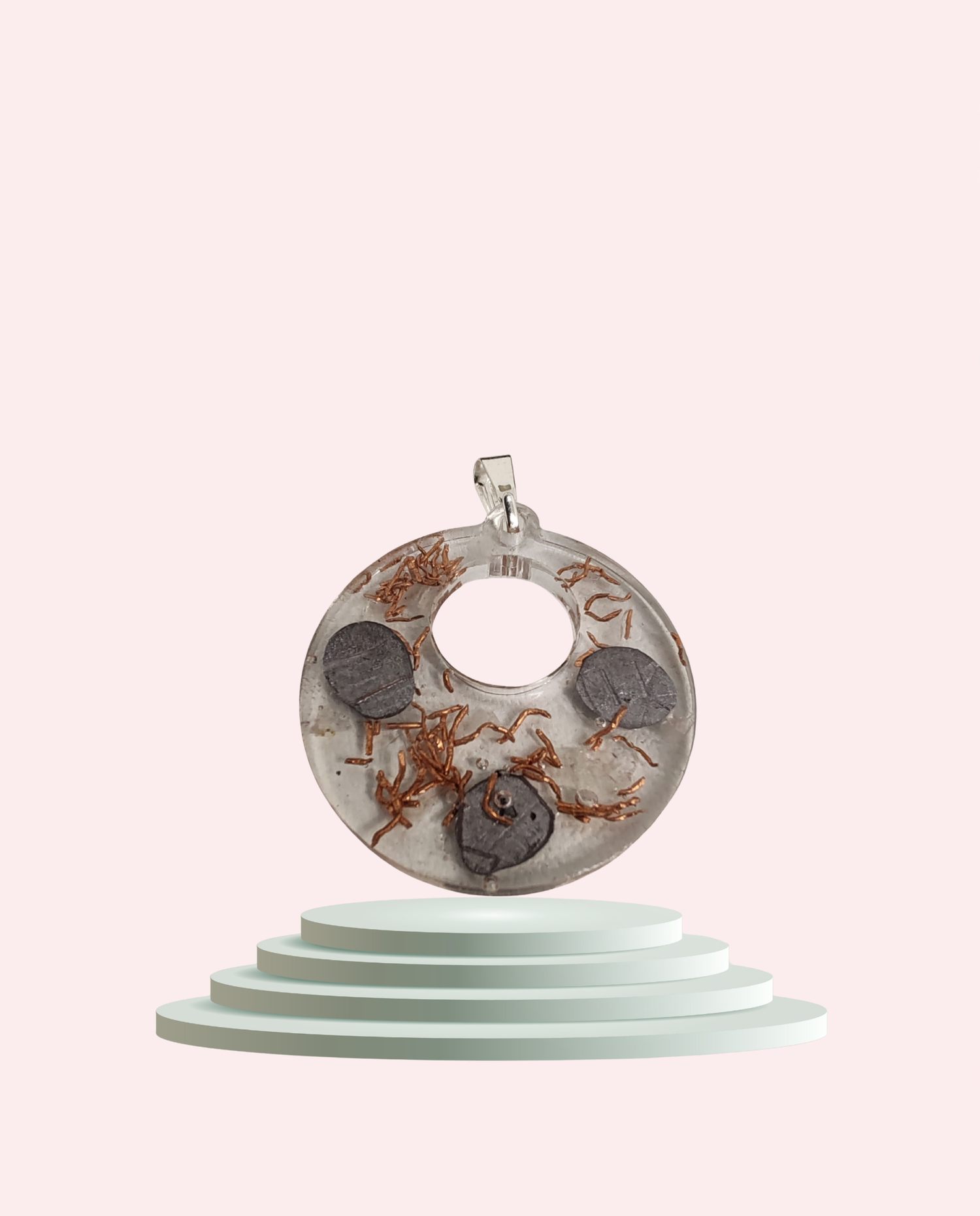 Pendentif Cercle de Lumière Orgonite en résine, cristal de roche, cuivre & plomb — MaitéCréa