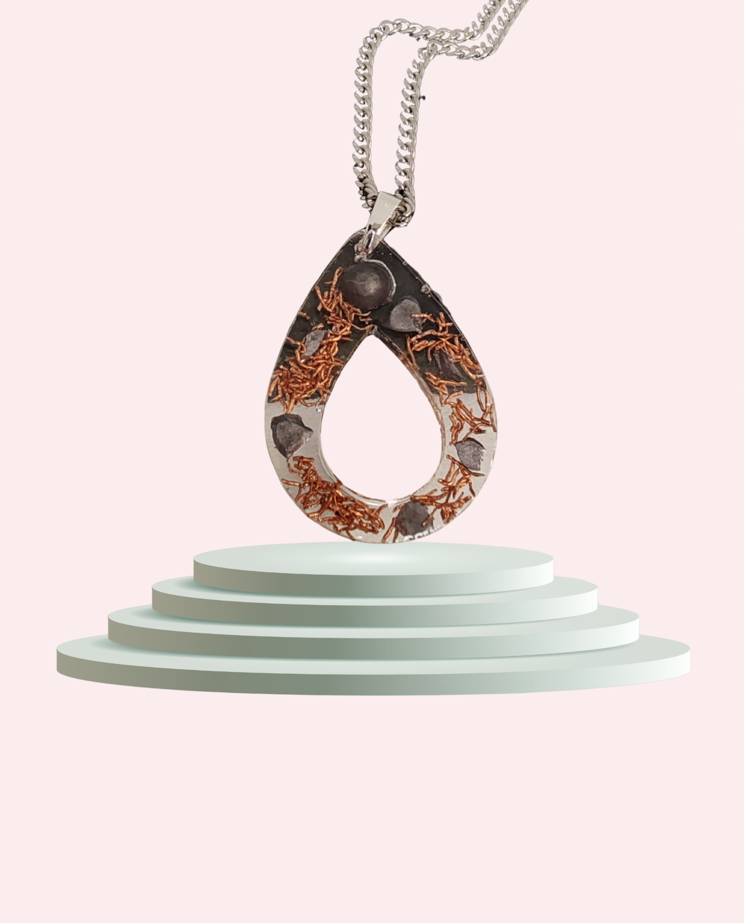 Pendentif Larme de Lumière Orgonite en résine, cristal de roche, cuivre & plomb — MaitéCréa