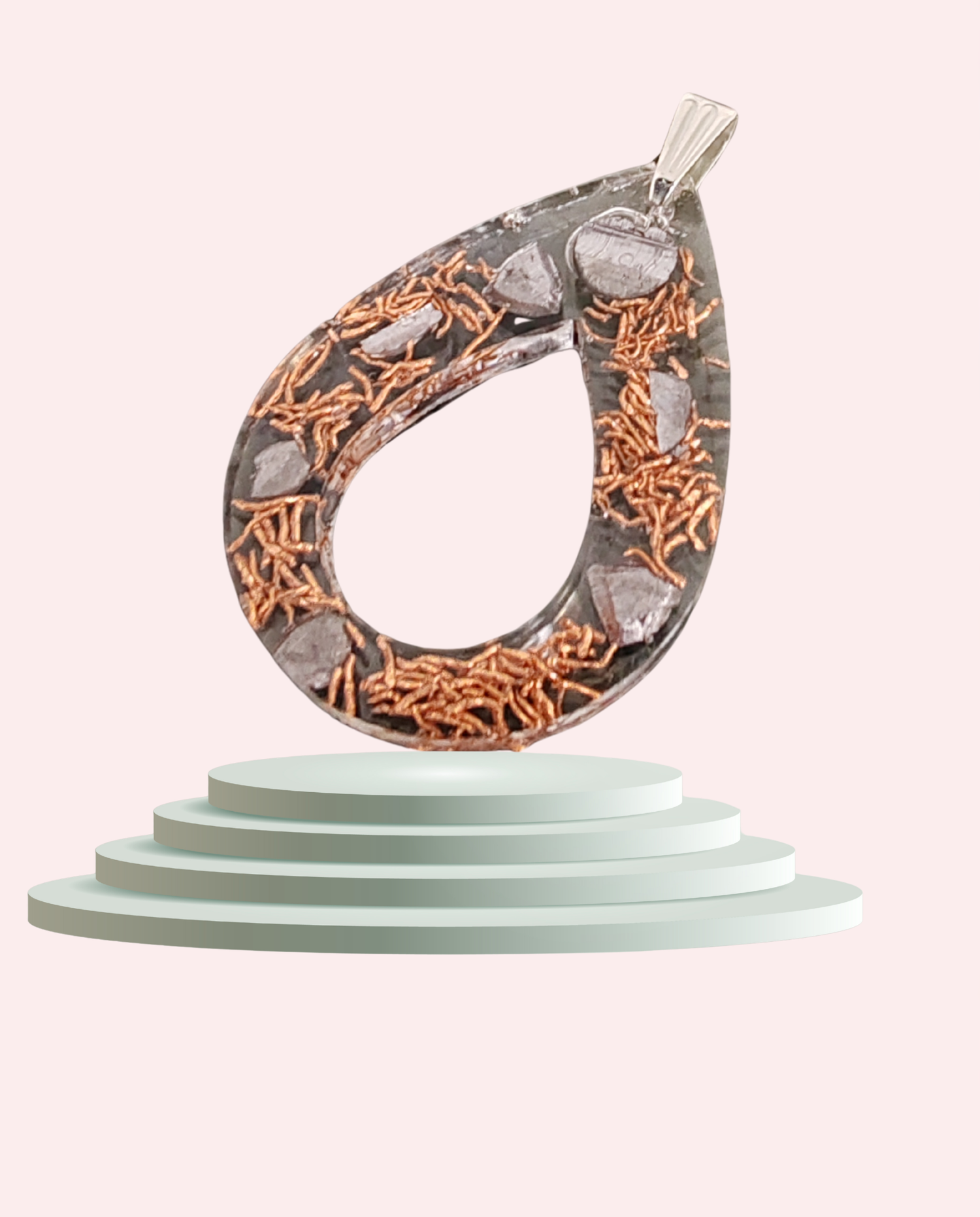 Pendentif Larme de Lumière Orgonite en résine, cristal de roche, cuivre & plomb — MaitéCréa